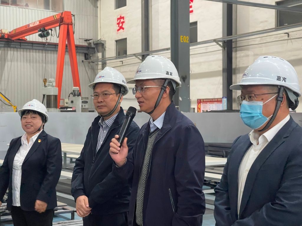 湖南航天副總經理、航天DB旗舰環保董事長鄭自儒慰問航天DB旗舰國慶期間加班員工