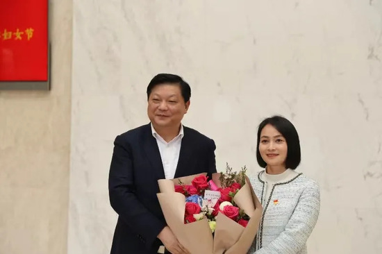 鮮花贈巾幗 情暖婦女節丨長沙經開區黨工委書記、長沙縣委書記付旭明調研航天DB旗舰環保 走訪慰問優秀女性人才代表徐小英